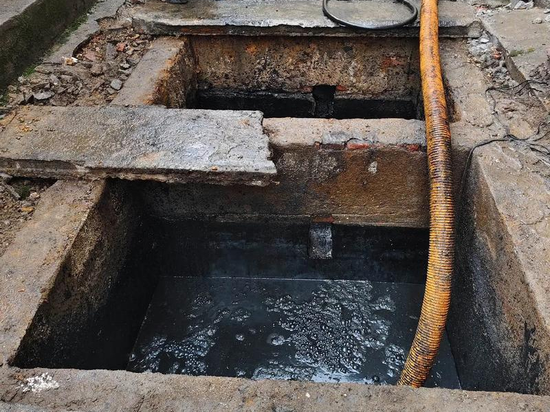 宁海路清理化粪池